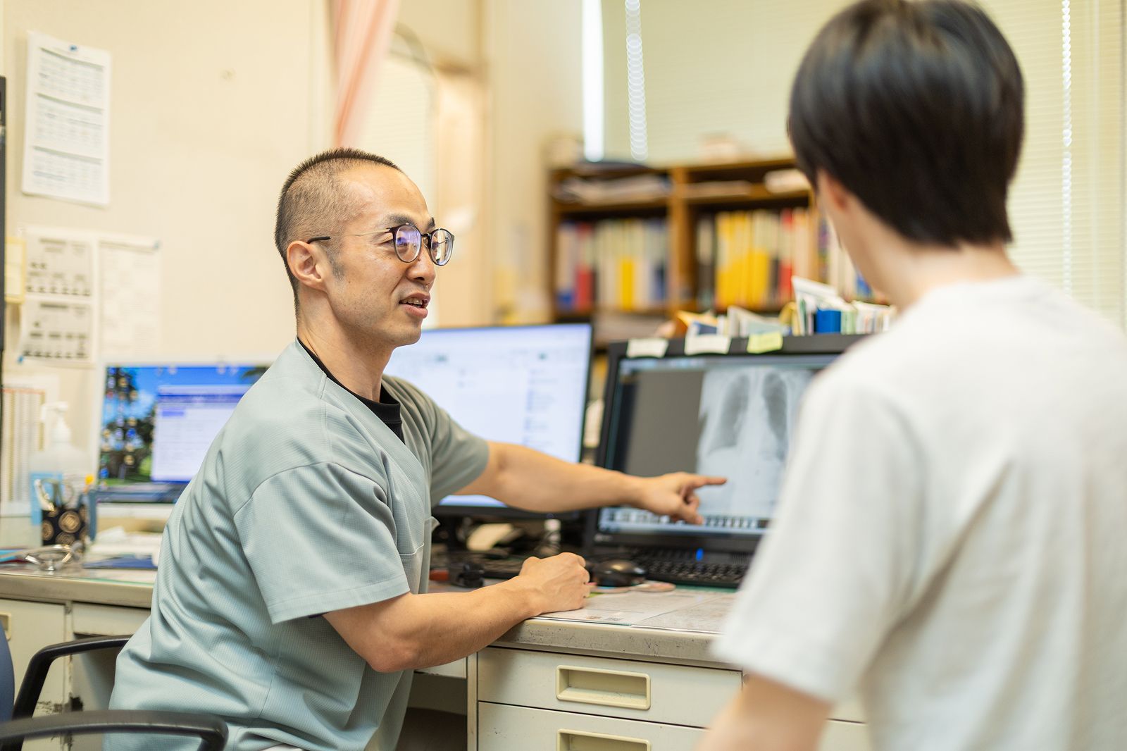 診察室で患者と向き合う医師